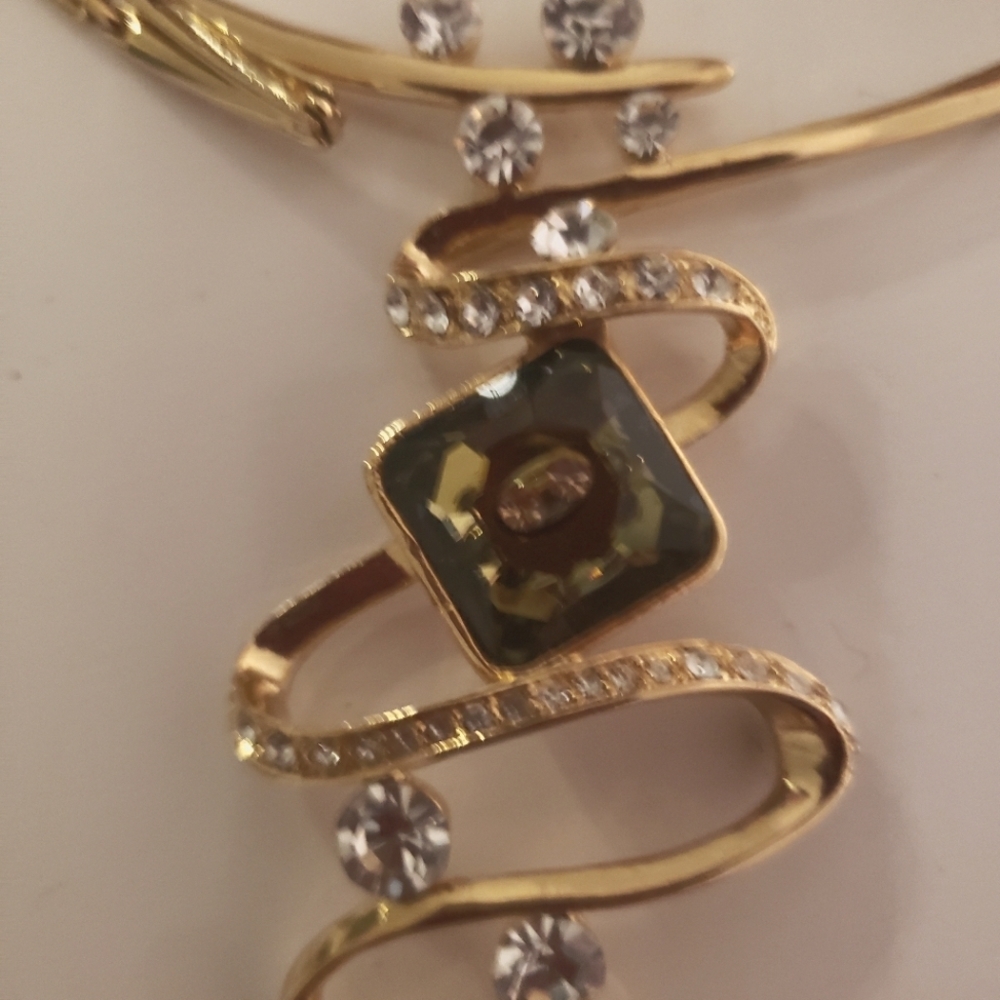 ๐NWOT Vintage Glam Gold Pendant Style Necklace ๐ - Picture 3 of 6